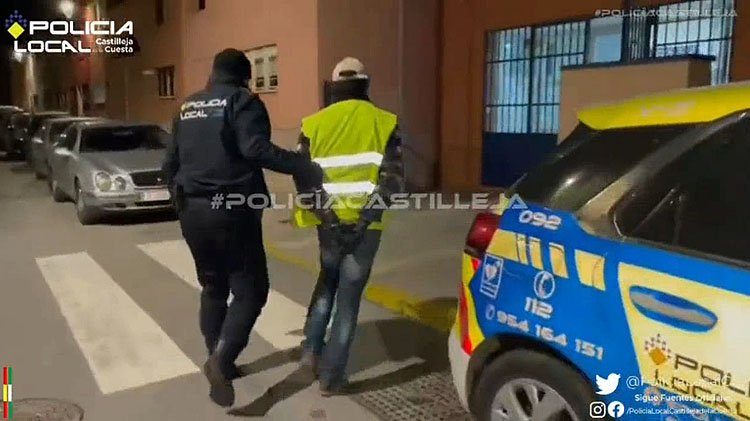 Detienen a un hombre buscado por el juzgado de Utrera circulando una grúa en sentido contrario y con la ITV caducada