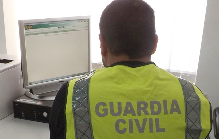 Desarticulado un grupo criminal tras estafar a un vecino de Utrera a través de Internet haciéndose pasar por su banco