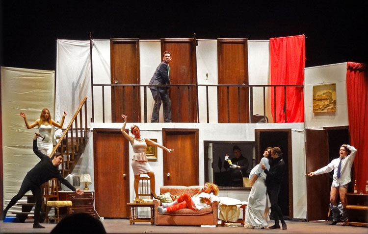 Exitoso estreno de la obra «Atrapados en el acto», a cargo de la compañía utrerana Guate Teatro