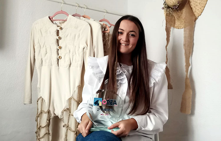 La diseñadora utrerana Helena López triunfa con una colección inspirada en los insectos y sostenible con el medio ambiente
