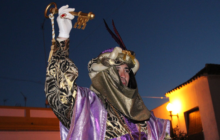 El Heraldo Real recibe la llave de Utrera para abrir la puerta a los Reyes Magos (GALERÍA)