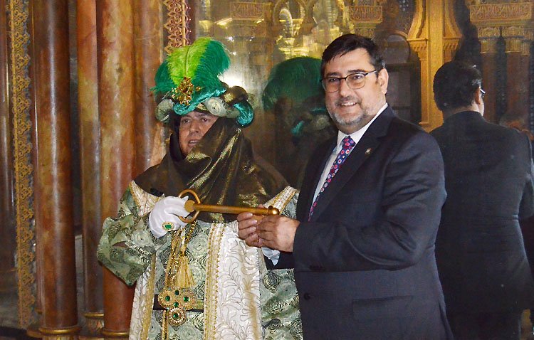 El Heraldo Real recibe la llave de la ciudad de Utrera ante la llegada de Sus Majestades de Oriente [GALERÍA]