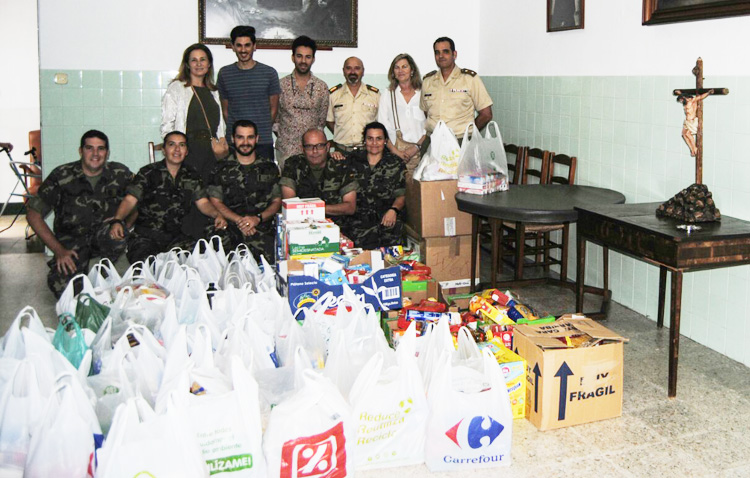 Una tonelada de alimentos para las Hermanas de la Cruz de Utrera gracias a la hermandad del Rocío y la base del Copero