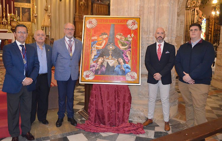 Un nazareno portando un ostensorio con el Santísimo, imagen del cincuentenario de la fusión de la hermandad sacramental de Santiago y la del Redentor Cautivo