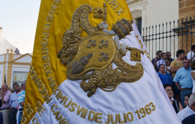 La hermandad de la Virgen de Consolación restaura su bandera pontifica