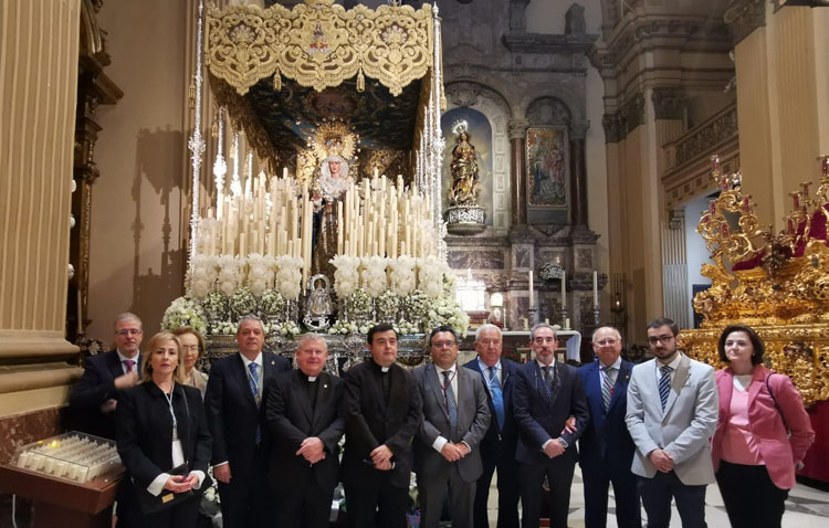 El «corazón» de Utrera procesiona por las calles de Sevilla