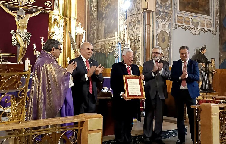 La hermandad de los Estudiantes rinde homenaje a Antonio García Ylla, un pilar fundamental en la historia de la cofradía