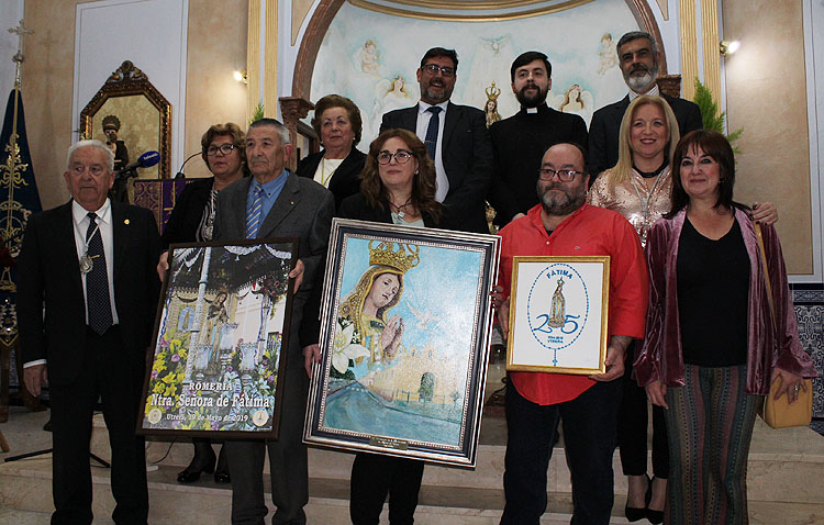 Varios actos, un cartel, un logotipo y una medalla para conmemorar las bodas de plata de la hermandad de Fátima