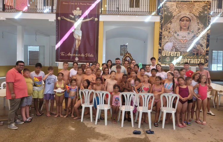 La colonia de verano de la hermandad de los Gitanos brinda unos días de vacaciones en valores a 40 niños de Utrera