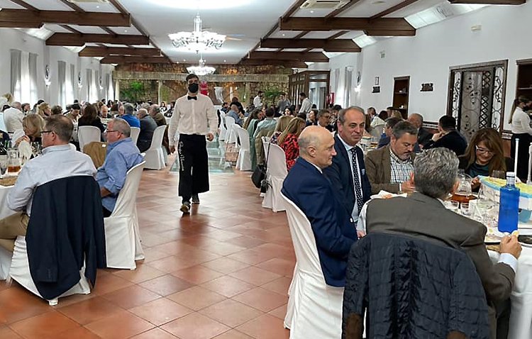 La hermandad del Rocío de Utrera celebra su trigésimo octavo aniversario con un almuerzo de convivencia