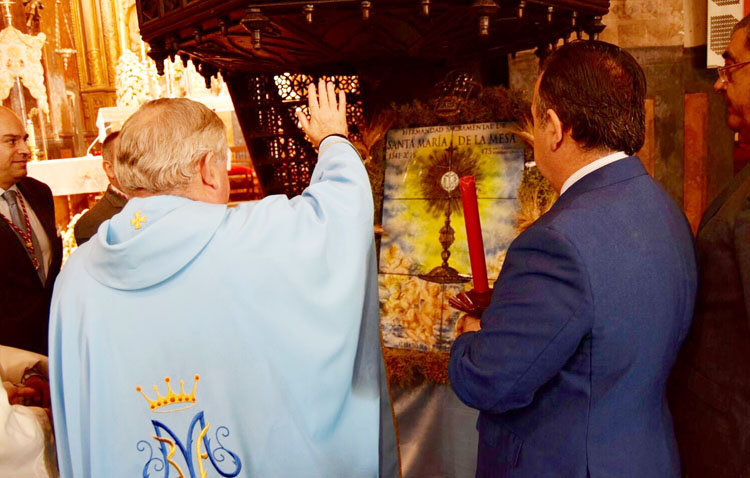 La hermandad sacramental de Santa María bendice un retablo cerámico por su 475º aniversario