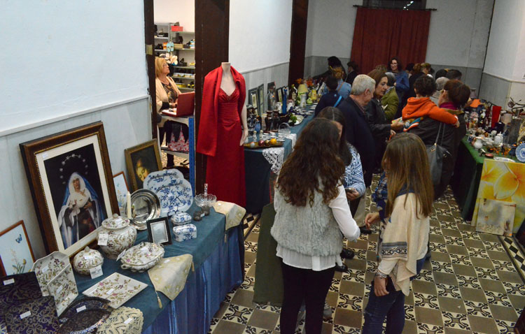 Solidaridad a precios módicos en la antigua biblioteca de Utrera