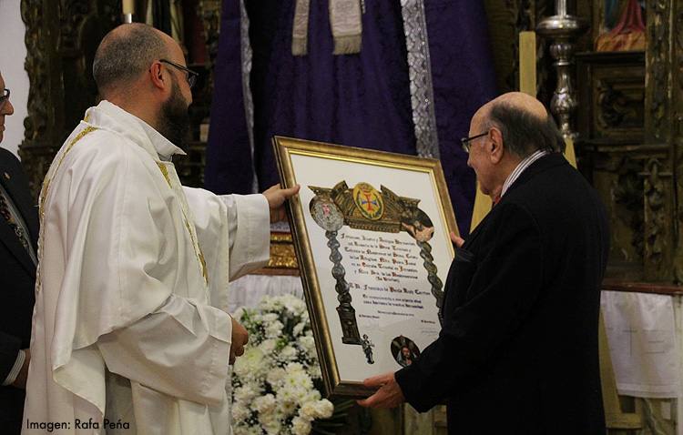 Un reconocimiento a toda una vida dedicada a la hermandad de la Trinidad