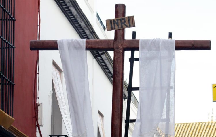 El pasito de cruz de mayo de la hermandad de la Vera-Cruz sale este viernes por las calles de Utrera