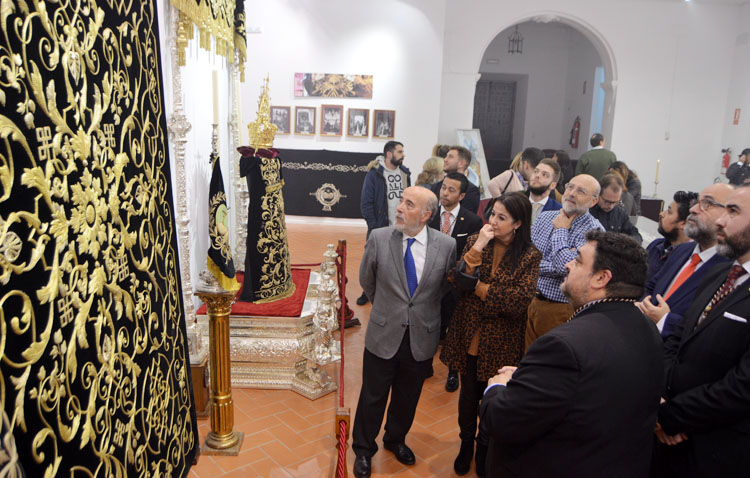 El patrimonio de la Vera-Cruz de Utrera y más de 400 insignias de todo el mundo protagonizan una exposición en la Casa de la Cultura