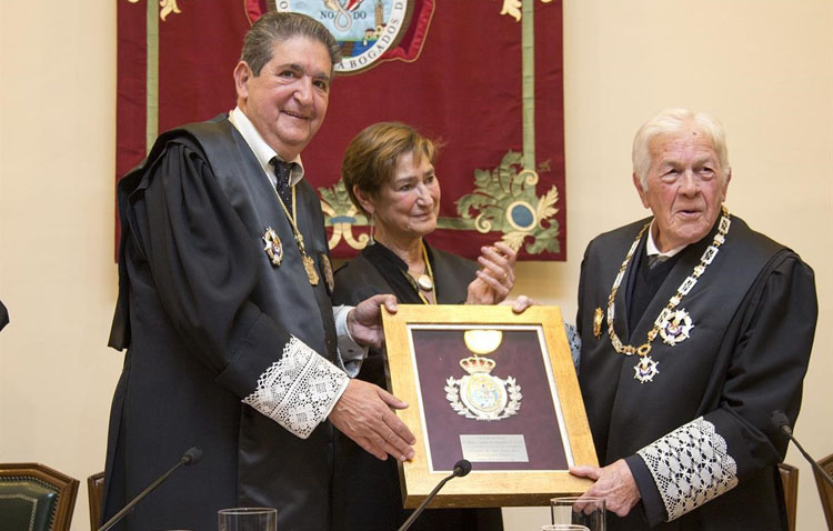 Homenaje al utrerano Juan José Domínguez, decano del Colegio de Abogados de Huelva