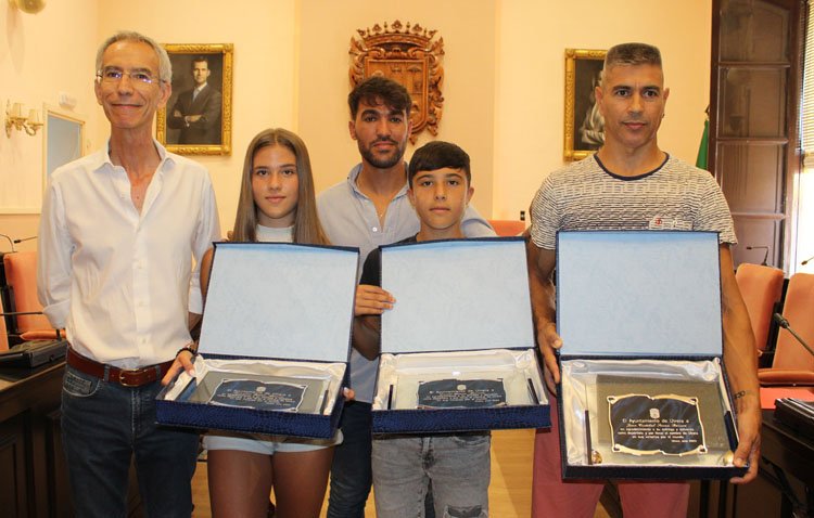 Utrera reconoce los triunfos deportivos internacionales de Juancri Sáez y los hermanos Alejandra y David Gómez Mauriño [IMÁGENES]