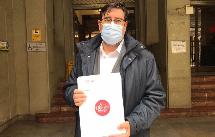 Utrera entrega 8.500 firmas contra el cambio de hospital recogidas en una semana