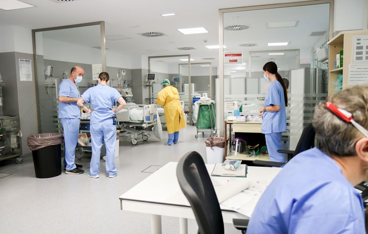 El hospital ‘Virgen del Rocío’ amplía la zona asistencial y las salas de espera de las urgencias del General y Traumatología