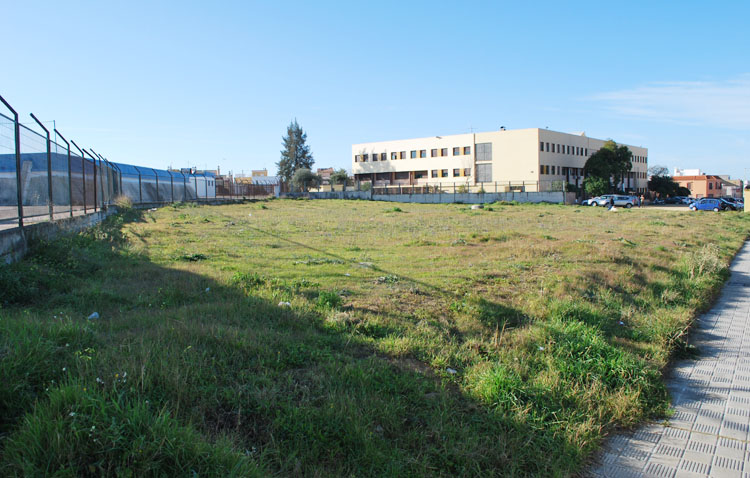 Utrera ofrece como sede central de Aguas del Huesna una parcela entre el instituto Ponce de León y el depósito