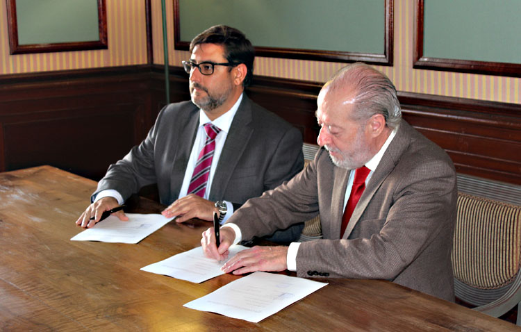 La Diputación y el Ayuntamiento de Utrera sellan el acuerdo para el traslado de la sede central de Aguas del Huesna