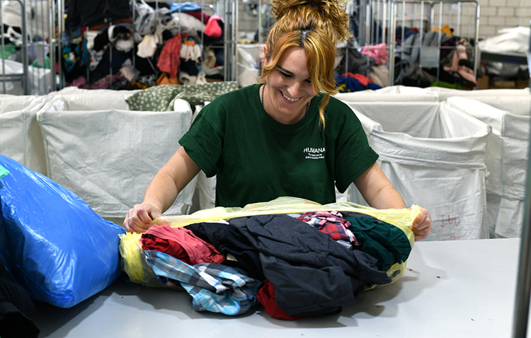 Utrera dona 135 toneladas de textil a la fundación Humana para fines sociales