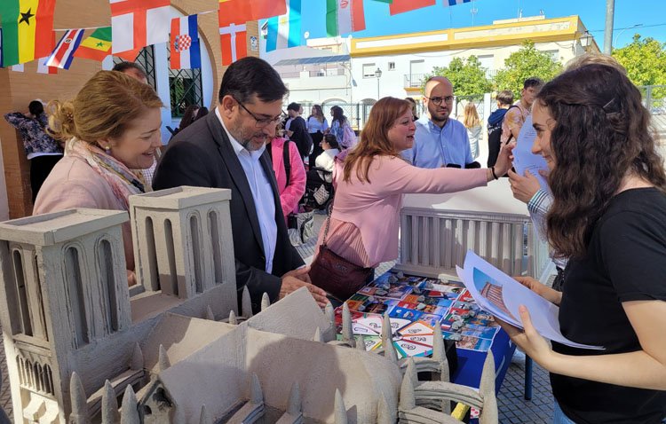 Un recorrido por el mundo y por la historia del arte, en la feria de turismo del instituto José María Infantes