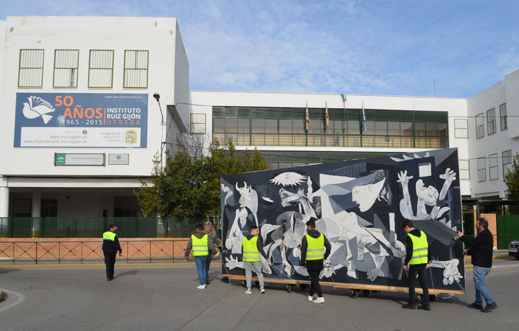 El «Guernica» de Picasso, un regalo que «camina» desde el instituto José María Infantes al Ruiz Gijón (IMÁGENES)