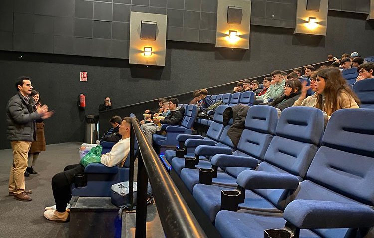 Alumnos del instituto Virgen de Consolación se sumergen en el séptimo arte de la mano del productor de la película sobre la hermandad de los Negritos de Sevilla