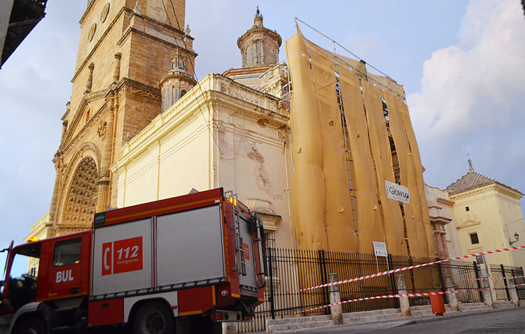 El viento desprende la parte superior del andamio de obra situado en la fachada de Santa María