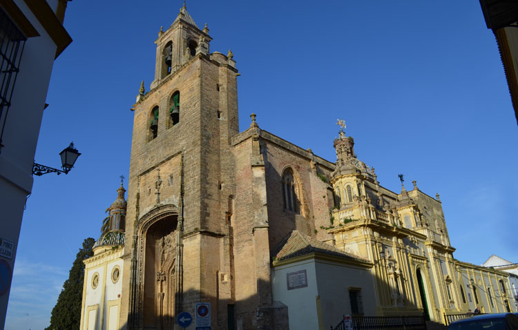 Un convenio para iniciar la restauración de la parroquia de Santiago