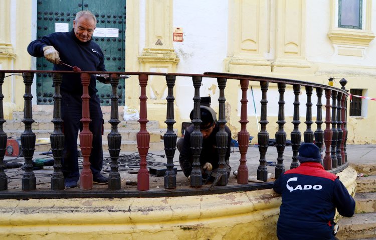 Las históricas barandas de la parroquia de Santiago vuelven a la vida