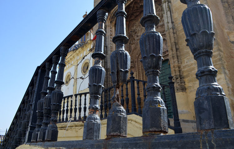 La parroquia de Santiago recuperará el esplendor de sus históricas barandas