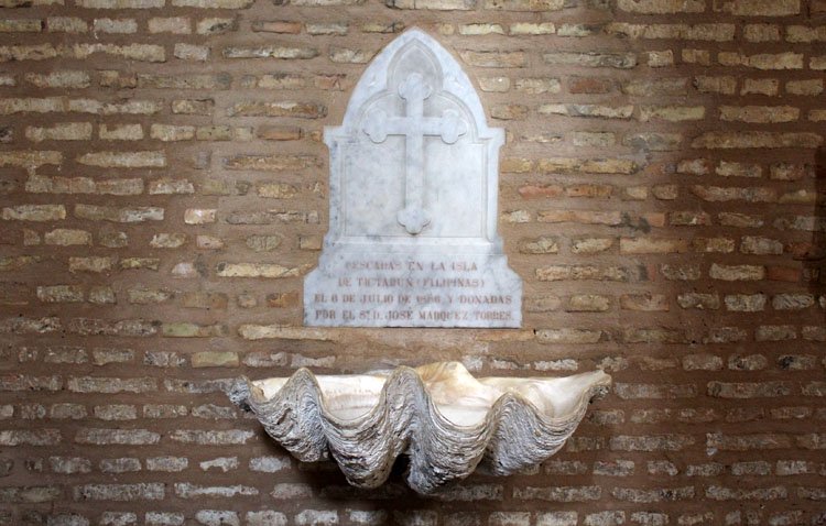 Las curiosas pilas de agua bendita de la parroquia de Santiago