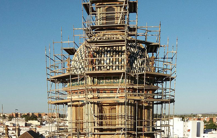 La parroquia de Santiago cierra al culto por las obras de su cúpula