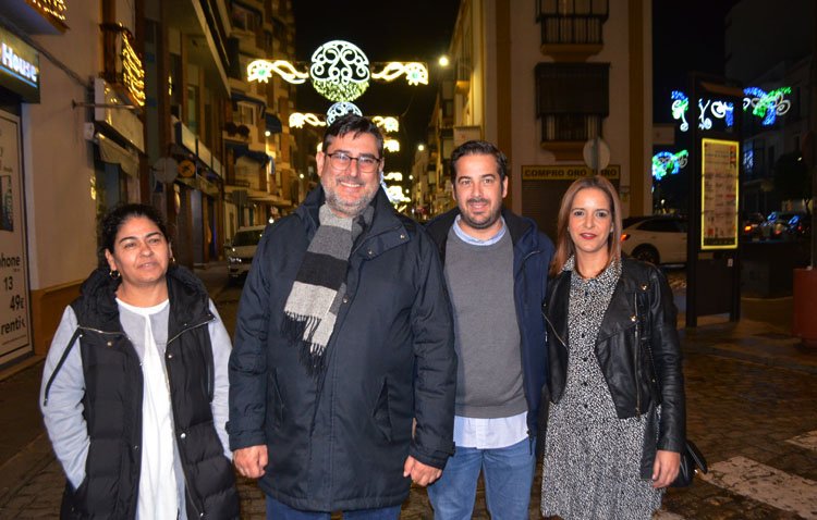 El centro de Utrera enciende su iluminación navideña [GALERÍA]