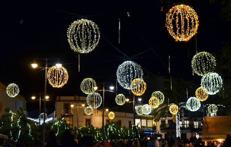 La luz de la Navidad llena de alegría las calles de Utrera [GALERÍA]