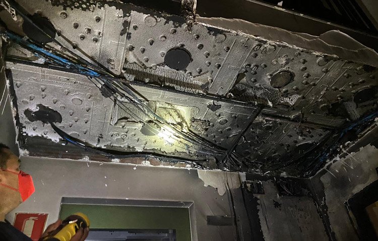 Un incendio obliga a desalojar dos bloques de pisos en Utrera de madrugada