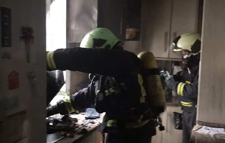 Evacuada al hospital por inhalación de humo una mujer de 76 años tras el incendio de su casa en el centro de Utrera