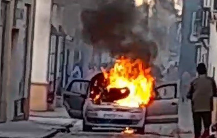 Un coche sale ardiendo en plena calle cuando se encontraba circulando por Utrera