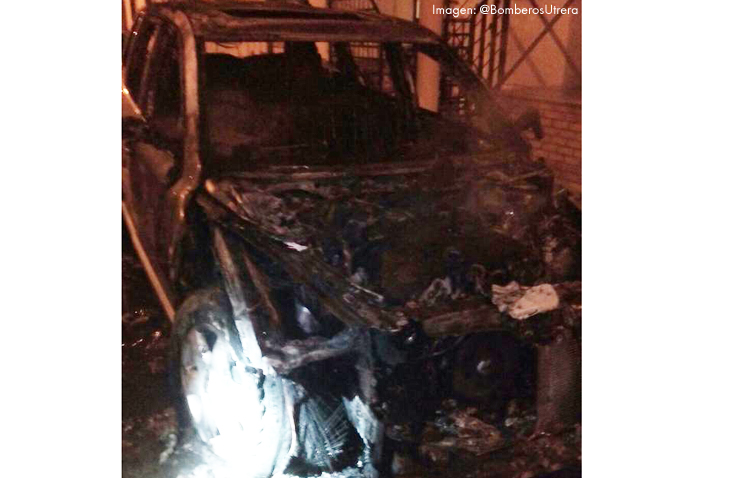 Dos coches calcinados y una casa inundada de humo en la calle Otoño