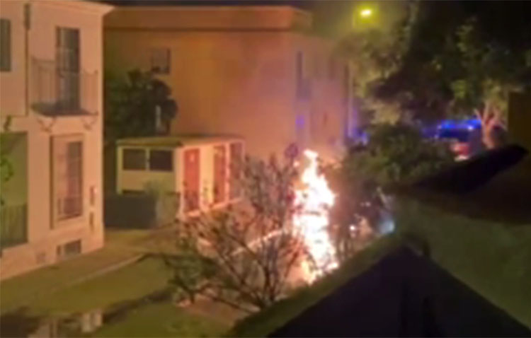 Dos vehículos salen ardiendo mientras circulaban por las calles de Utrera