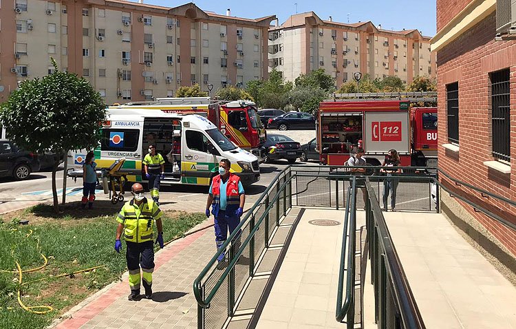 Una veintena de personas huyen de un incendio en su bloque de pisos en Utrera refugiándose en la azotea
