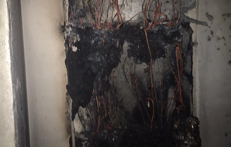 El incendio en un bloque de pisos de la calle Brigadas Internacionales obliga a desalojar a todos los vecinos en plena madrugada