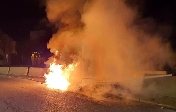 El incendio intencionado de un contenedor en pleno toque de queda provoca daños en dos coches aparcados en la zona