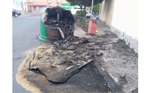 Noche de actos vandálicos en Utrera con el incendio de un contenedor de vidrio