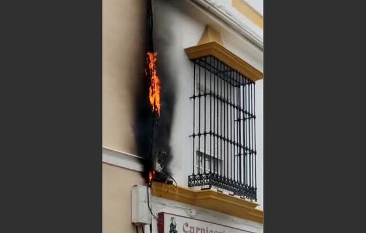 Un llamativo incendio calcina una acometida eléctrica en la calle Sevilla