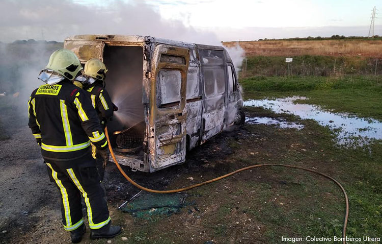 Encuentran ardiendo junto a Utrera una furgoneta robada en La Algaba