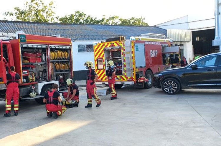 Un incendio en la sede central de Go Delivery calcina 16 motos y afecta al resto de instalaciones y equipos