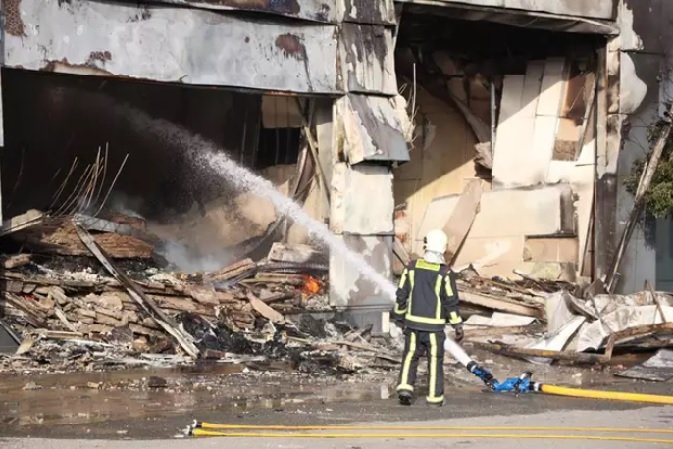 Los bomberos dan por «técnicamente extinguido» el incendio de La Morera